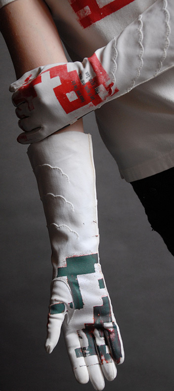 Sanzi Kermes, Textiles, Glove Green Right / Left Red